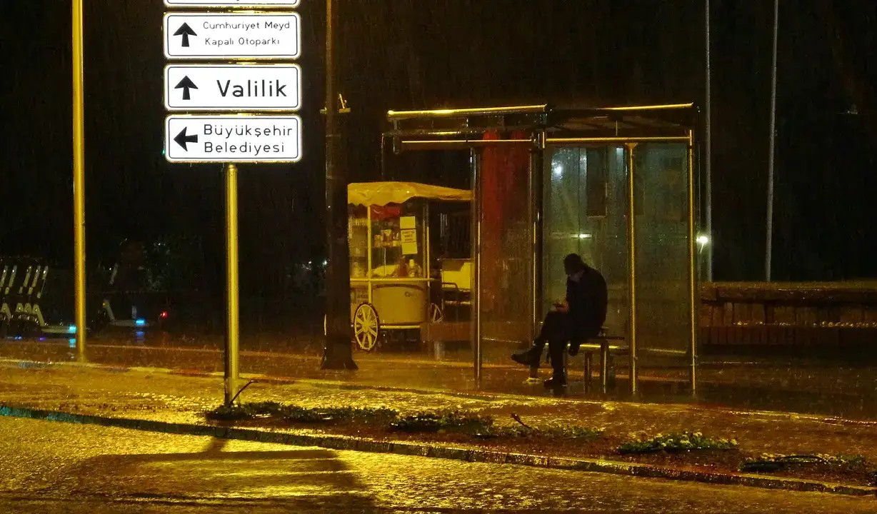 Araçlar Mahsur Kaldı, Vatandaş Duraklara Sığındı 7